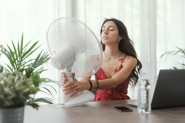 What Are the Most Effective Cooling Techniques for Pregnant Women During a UK Heatwave?